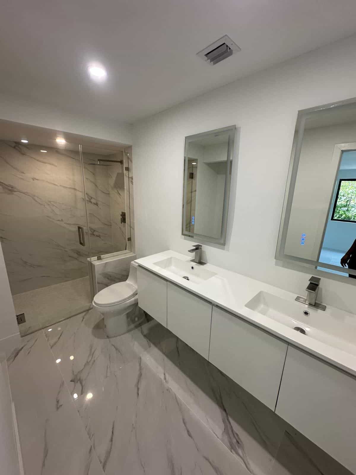 Before and after of a Bathroom remodeling by a plumber in Key Biscayne