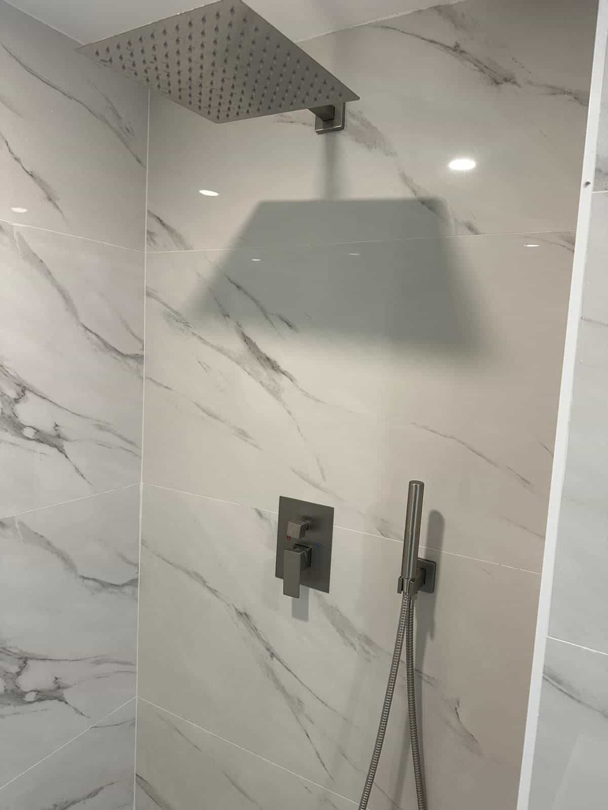 Before and after of a Bathroom remodeling by a plumber in Key Biscayne