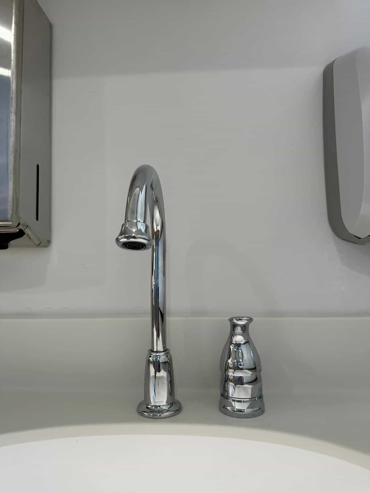 Before and after of a Faucet installation by a plumber in Key Biscayne